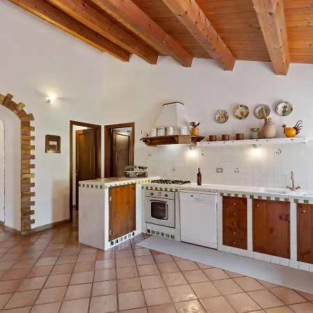 Delightful In Varano With Fireplace Villa