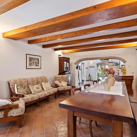 Delightful In Varano With Fireplace Villa