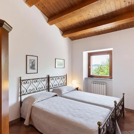 Villa Delightful In Varano With Fireplace