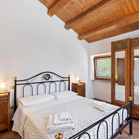 Delightful In Varano With Fireplace *